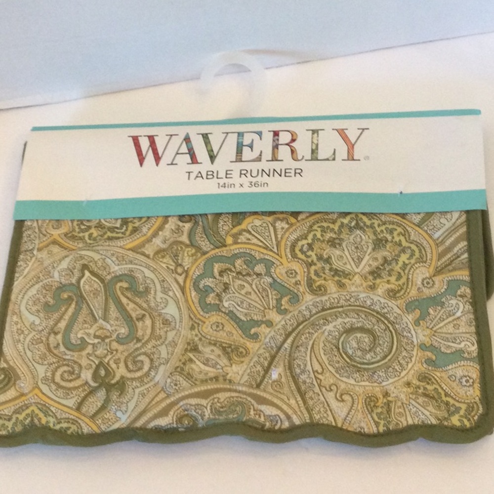 NWT Waverly Table Runner